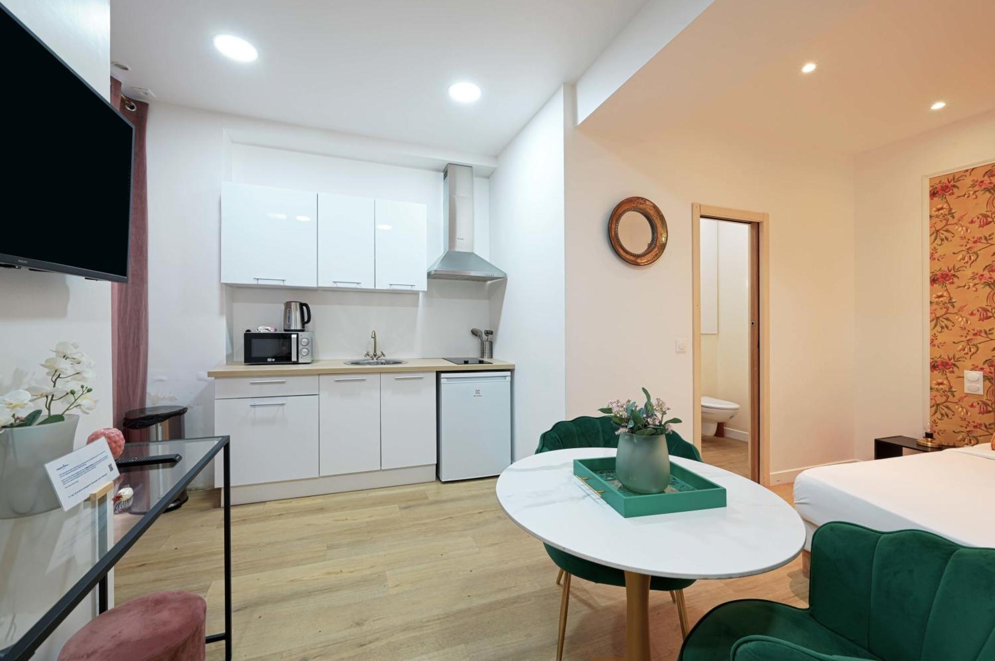 Modern Renovated Studio With A Touch Of Gilded Glamour Central Paris Lägenhet Exteriör bild